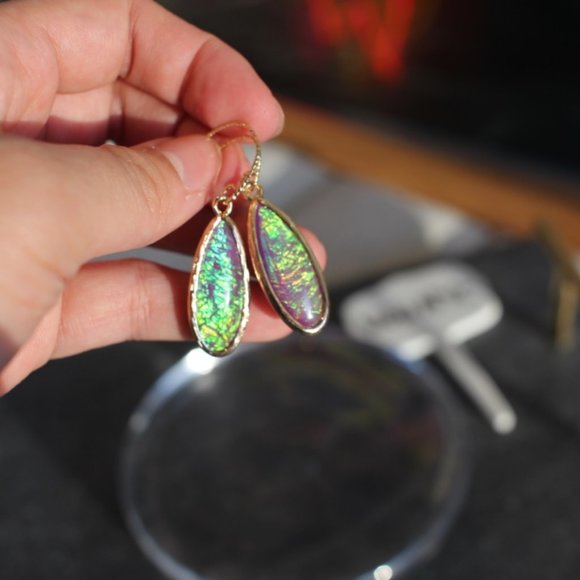 New green teardrop resin earrings - Picture 6 of 8
